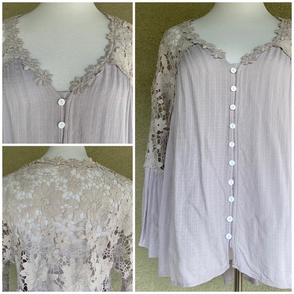 🔥5/$20🔥 Lace Light Lavender Blouse size L